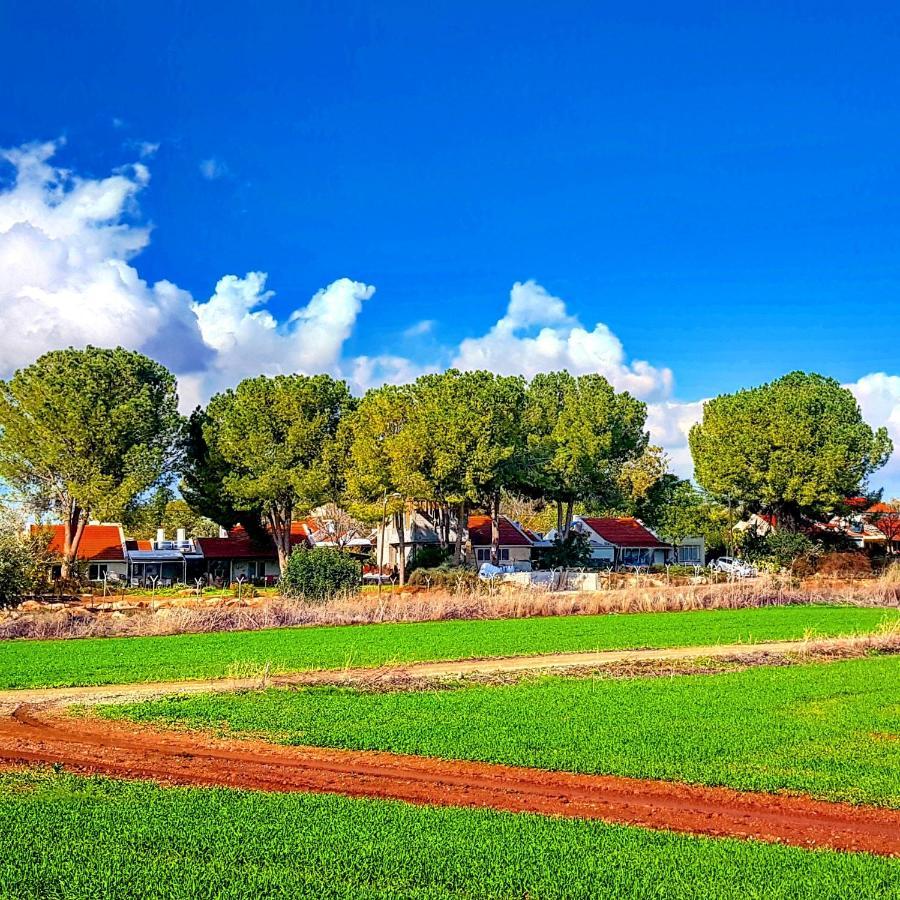 Kibbutz Nachshon Bed and Breakfast Buitenkant foto